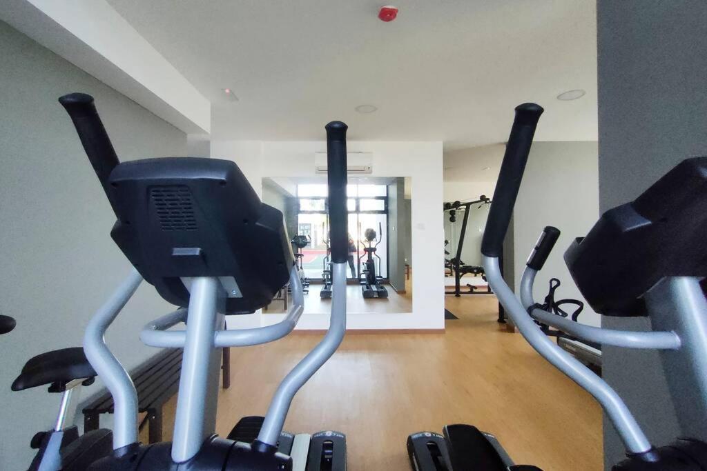 Astetica Pool & Lake View High Floor 100Mbps Wifi Netflix Seri Kembangan Exterior foto